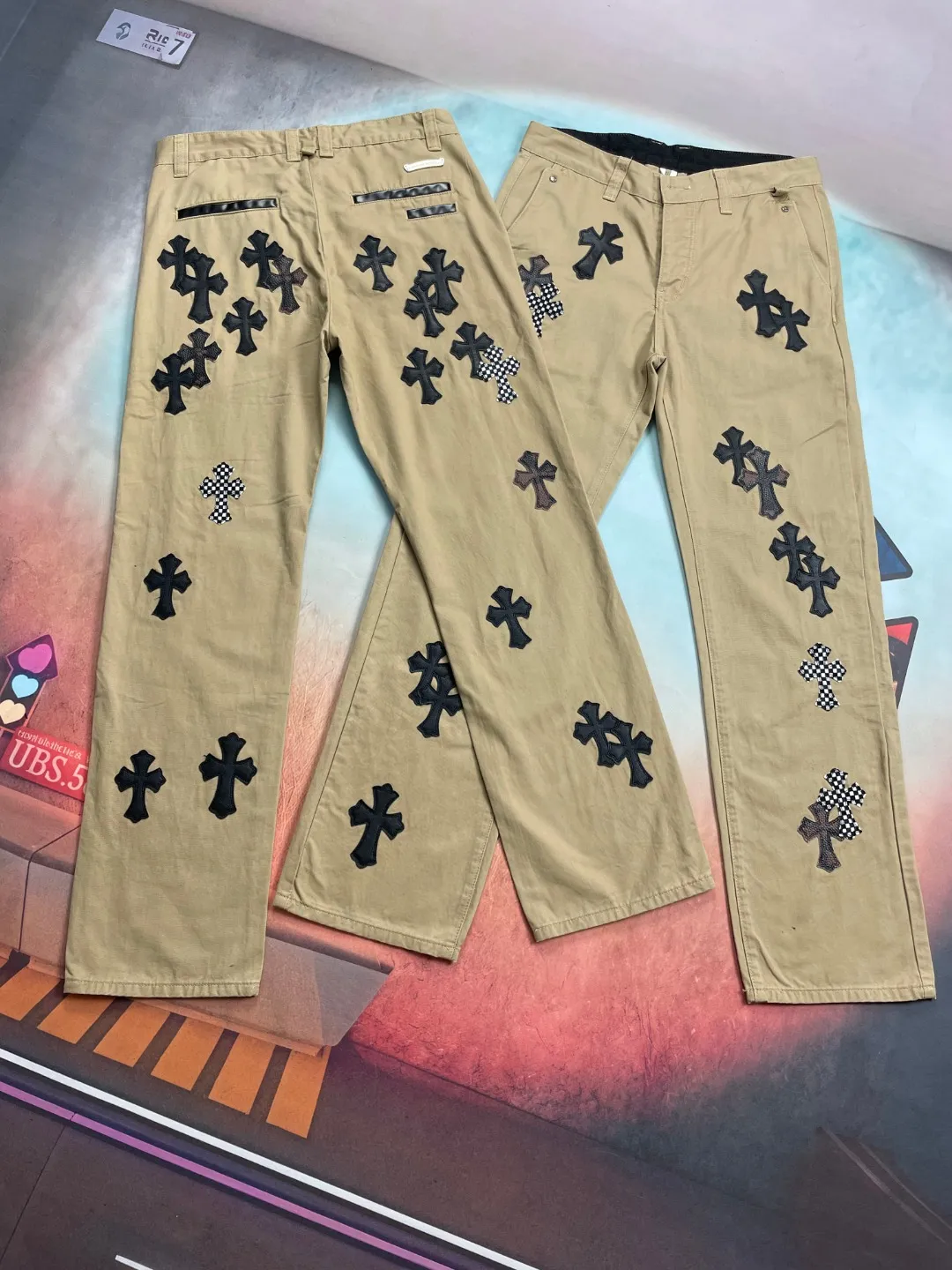 🅿️290 🔘Style No.-KL158 🔘Cro Heart𝐂𝐡𝐫𝐨𝐦𝐞 𝐇𝐞𝐚𝐫𝐭💥Breaking hot style💥Camouflage checkerboard horse hair cross patch khaki casual jeans* [same style as Angelababy] Chrome full of exploring the ultimate in fashion Hearts新款克罗心裤子，巧妙融合迷彩十字、棋盘马毛十字等元素，打破传统界限。 The clever fusion of Mattyboy’s same style, overalls and khaki jeans brings endless matching inspiration to fashionistas.  This pair of Crow Heart overalls not only presents a unique retro style, but also takes into account both comfort and sophistication with its wide-leg fit and loose design.中高腰设计搭配慵懒又随意的风格，既显腿长又保持休闲感，是潮男潮女的时尚必备之选。  Khaki overalls are unique in leather matching and color selection, making them the leader among overalls. Chrome Hearts' khaki cross chino casual pants have a prince-like aristocratic feel. The pants have 40 panels of leather and full texture. The W34 size is perfectly presented and has become the focus of the forefront of fashion. Whether it's for daily wear or a trendy try, these pants can bring you an excellent fashion experience.  Size: S M L XL XXL (28.30.32.34.36) Color: Khaki